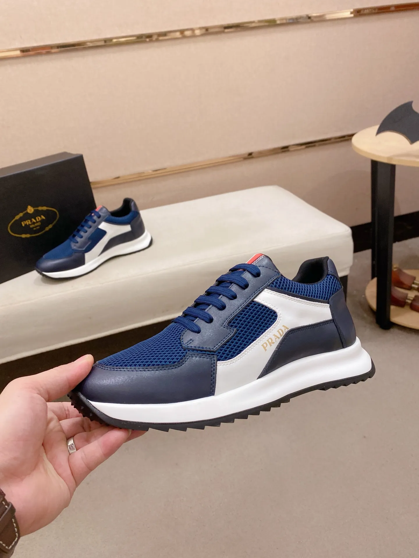 Factory price 462💰 The new PRADA (Prada) counters are launched simultaneously, new men's shoes, 😘fabrics are selected from cowhide. Lining: Mesh lining. 👍🏿 High-end ☄️ air-cushion molded anti-slip rubber outsole, exquisite lines, simple and elegant, comfortable and high-end for leisure travel. Number of yards: 38 to 44. Can be ordered for 45 non-refundable